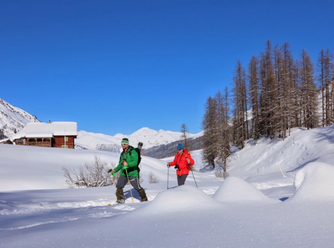 031_Schoene Aussichten Touristik-Schneeschuhwanderer 1